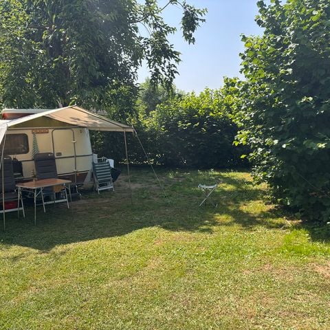Kampeerplaats - Comfortpakket (tent, camper of caravan + 1 auto + 10A elektriciteit)