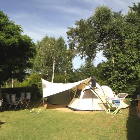 Kampeerplaats - Privilege pakket (1 tent, caravan of camper / 1 auto / 6A elektriciteit) + uitzicht op de bergen