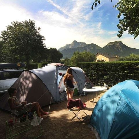 Stellplatz - Forfait Privilège (1 Zelt, Wohnwagen oder Wohnmobil / 1 Auto / Strom 6A) + Blick auf die Berge