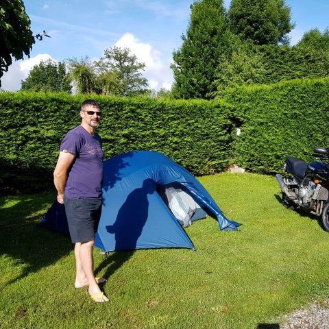 Kampeerplaats - Solo-arrangement - 1 tent - / motorfiets of fiets