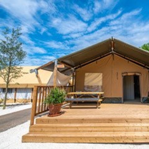 Canvas and wooden tent 4 persons - NEW 2023 Lodge Safari: a glamping tent with sanitary facilities and a large terrace