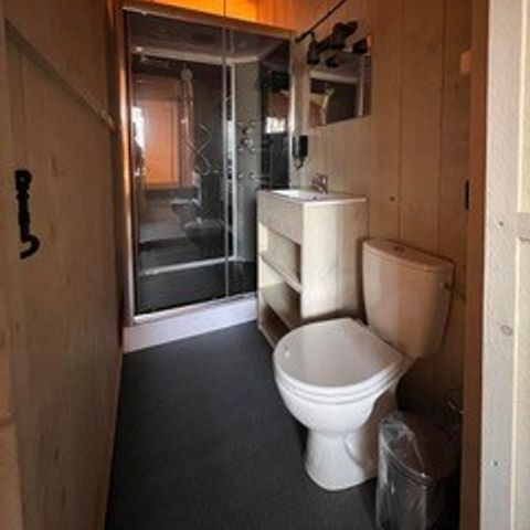 TIENDA DE LONA Y MADERA 4 personas - NUEVO 2023 Lodge Safari: una tienda glamping con instalaciones sanitarias y una gran terraza