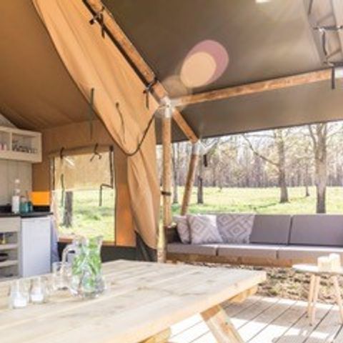TIENDA DE LONA Y MADERA 4 personas - NUEVO 2023 Lodge Safari: una tienda glamping con instalaciones sanitarias y una gran terraza