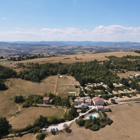 EMPLACEMENT - Emplacement camping incluant 2 pers. + tente ou caravane + 1 véhicule ou camping-car (hors électricité et hors taxe de séjour)