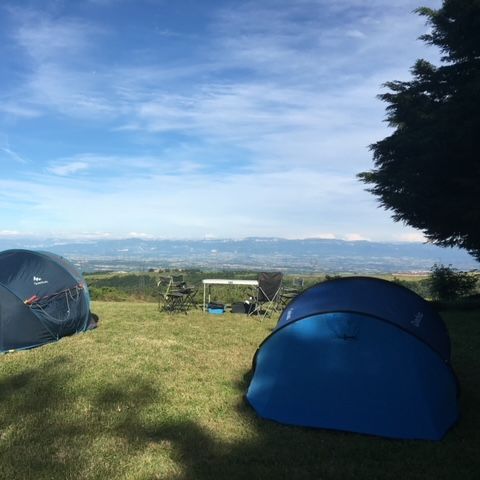 EMPLACEMENT - Emplacement camping incluant 2 pers. + tente ou caravane + 1 véhicule ou camping-car (hors électricité et hors taxe de séjour)