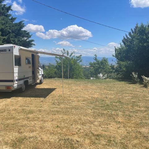 Kampeerplaats - Kampeerplaats inclusief 2 personen + tent of caravan + 1 voertuig of camper (exclusief elektriciteit en toeristenbelasting)