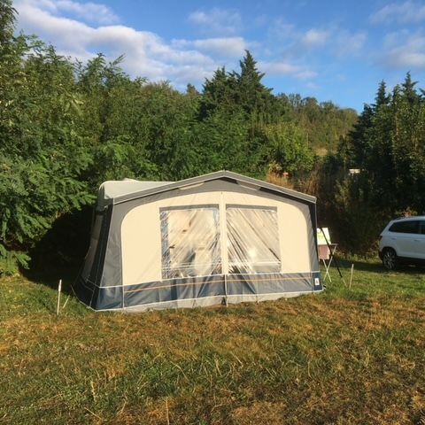 STAANPLAATS - Kampeerplaats inclusief 2 personen + tent of caravan + 1 voertuig of camper (exclusief elektriciteit en toeristenbelasting)