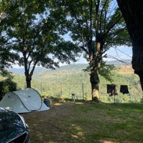 EMPLACEMENT - 1 ou 2 personne: 1 véhicule + tente ou caravane ou camping-car