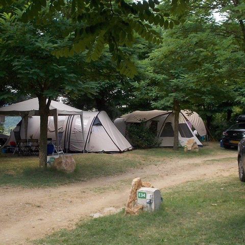 PARCELA - 1 ó 2 personas: 1 vehículo + tienda o caravana o autocaravana