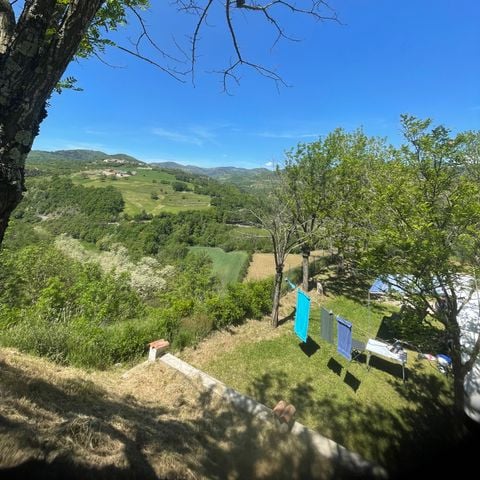 EMPLACEMENT - 1 ou 2 personne: 1 véhicule + tente ou caravane ou camping-car