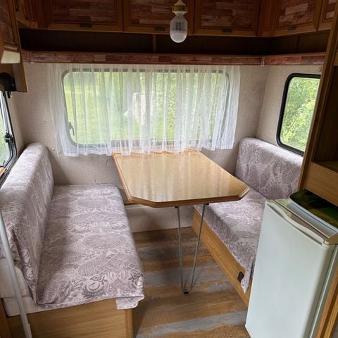 Hébergement 1 personne - INSOLITE : Caravane Vintage + tonnelle 1/2 pers - personnes supplémentaires possible en supplément, contacter le camping