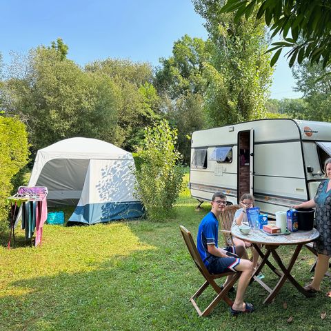 ALOJAMIENTO INUSUAL 1 persona - INSOLIT : Caravana de época + cenador 1/2 pers - personas suplementarias posibles con suplemento, contactar con el camping