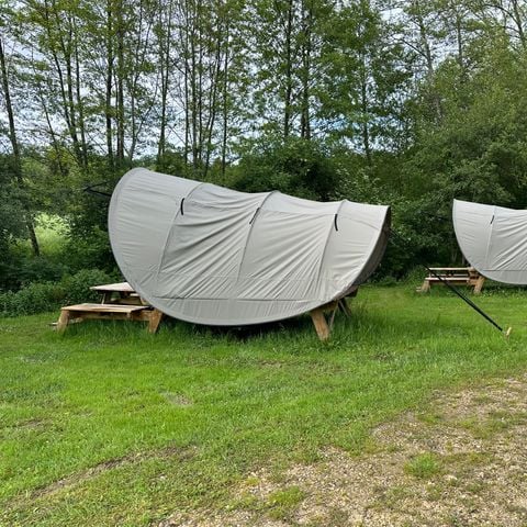 Tent 2 personen - INSOLITE: Tent op palen + tafel en 2 ingebouwde banken + topkoelkast