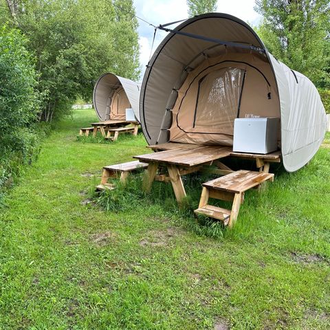 tent 2 personen - INSOLITE: Tent op palen + tafel en 2 ingebouwde banken + topkoelkast