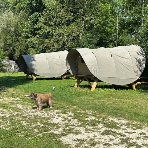 tent 2 personen - INSOLITE: Tent op palen + tafel en 2 ingebouwde banken + topkoelkast