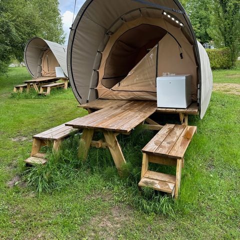 TENTE 2 personnes - INSOLITE : Tente sur pilotis + table et 2 bancs intégrés + réfrigérateur top -