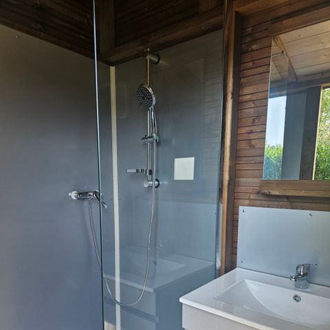Stellplatz - VIP-STELLPLATZ VOR DEM TEICH MIT BADEZIMMER UND PRIVATER KÜCHE 2 Pers.