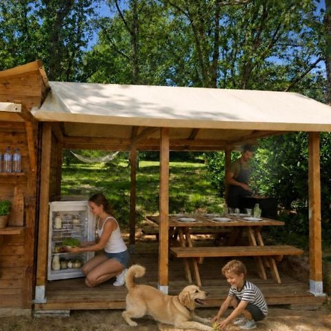 EMPLACEMENT - EMPLACEMENT VIP FACE A L 'ETANG AVEC SALLE DE BAIN ET CUISINE PRIVATIVE 2 pers