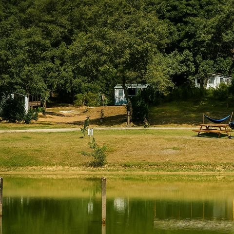 Stellplatz - VIP-STELLPLATZ VOR DEM TEICH MIT BADEZIMMER UND PRIVATER KÜCHE 2 Pers.