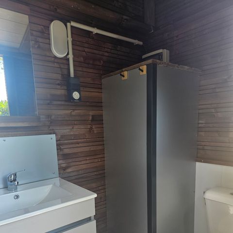 EMPLACEMENT - EMPLACEMENT VIP FACE A L 'ETANG AVEC SALLE DE BAIN ET CUISINE PRIVATIVE 2 pers