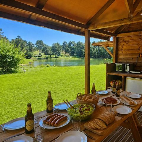 EMPLACEMENT - EMPLACEMENT VIP FACE A L 'ETANG AVEC SALLE DE BAIN ET CUISINE PRIVATIVE 2 pers