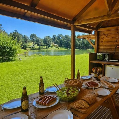 Kampeerplaats - VIP-LOCATIE - AAN DE VIJVER - MET - PRIVE - BADKAMER EN KEUKEN voor 2 personen