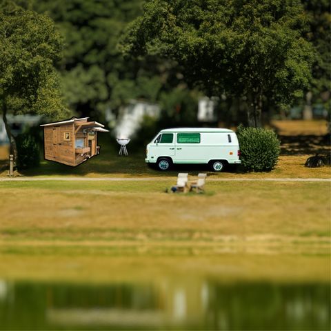 Stellplatz - VIP-STELLPLATZ VOR DEM TEICH MIT BADEZIMMER UND PRIVATER KÜCHE 2 Pers.