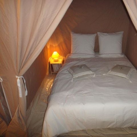 Tente en toile et en bois 4 personnes - LODGE VIVARAIS bord de rivière (sans sanitaires)