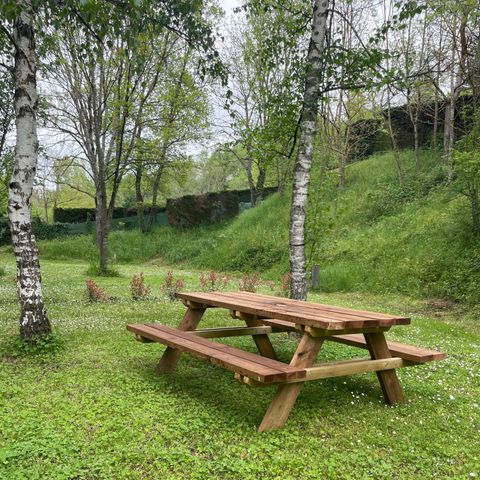 Kampeerplaats - Privilège XXL (150-200m²) bij zwembad, picknicktafel