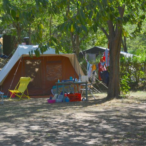 Kampeerplaats - Privilège XXL (150-200m²) bij zwembad, picknicktafel