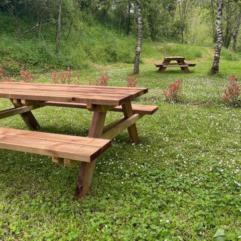 Pitch - Privilège XXL (150-200m²) near swimming pool, picnic table