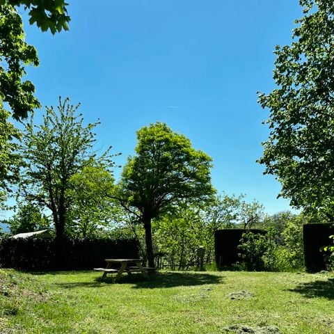 Kampeerplaats - Privilège XXL (150 -200m²) met picknicktafel