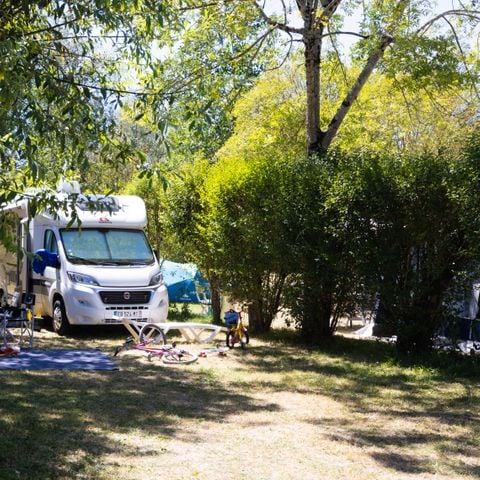 Kampeerplaats - PRIVILEGE Rivier + 16A elektriciteit + water + koelkast + tafel