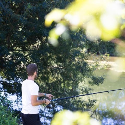 Kampeerplaats - PRIVILEGE Rivier + 16A elektriciteit + water + koelkast + tafel