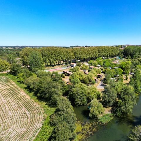 Parcela - PRIVILEGIO Riverside + 16A electricidad + agua + nevera + mesa