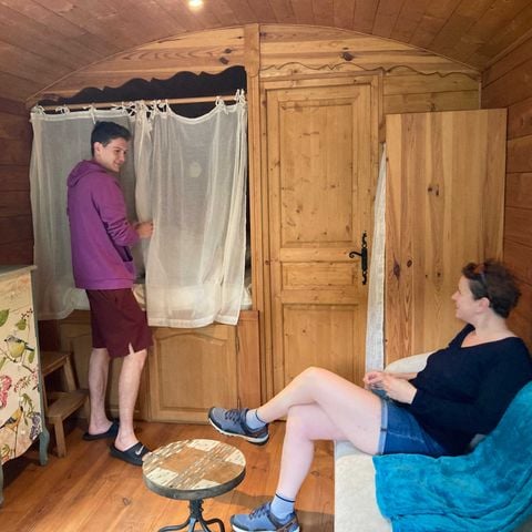 HÉBERGEMENT INSOLITE 4 personnes - La Roulotte - Insolite 5* avec sa cabane 2/4 pers