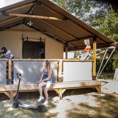 Tente en toile et en bois 5 personnes - Lodge Kenya Confort 35m² 2 chambres + Terrasse couverte 4/5 pers