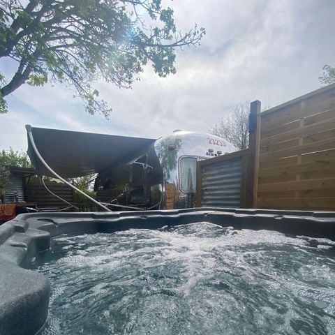 CARAVANE 2 personnes - Caravane américaine Airstream avec Spa Privé sur terrasse couverte 2 pers