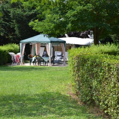 Kampeerplaats - Comfort pakket (1 tent, caravan of camper / 1 auto / 10A elektriciteit) 1/6 pers