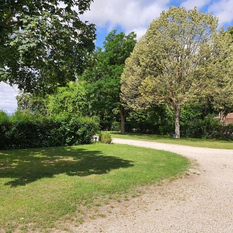 Stellplatz - Forfait Confort (1 Zelt, Wohnwagen oder Wohnmobil / 1 Auto / Strom 10A) 1/6 Pers.