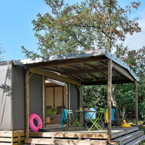 CANVAS AND WOOD TENT 4 people - Lodge Maori Confort 17m² (2 bedrooms) - without bathroom + covered terrace 2/4 pers