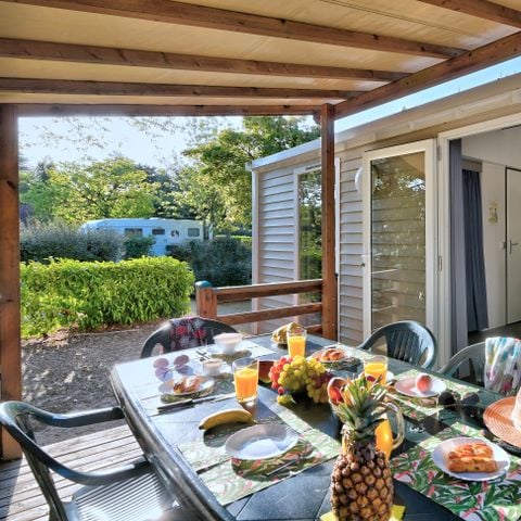 BUNGALOW 6 personnes - Mobil home Premium 29m² (2 chambres) + terrasse couverte + Lave vaisselle + TV + Climatisation 4/6 pers