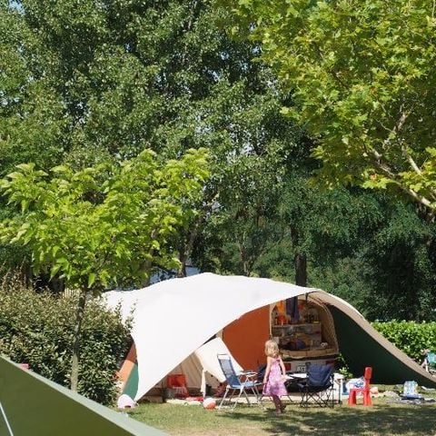 EMPLACEMENT - Forfait Confort (1 tente, caravane ou camping-car / 1 voiture / électricité 10A)