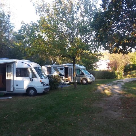 Stellplatz - Forfait Confort (1 Zelt, Wohnwagen oder Wohnmobil / 1 Auto / Strom 10A)