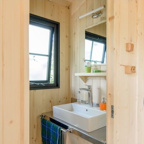 Mobilheim 5 personen - Cottage premium Dimanche (2022) am Flussufer, 2 Zimmer, überdachte Terrasse 5 Pers.