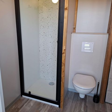 Stellplatz - PREMIUMPAKET - private Sanitäranlagen (Dusche, WC, Waschbecken), Außenküche, Strom