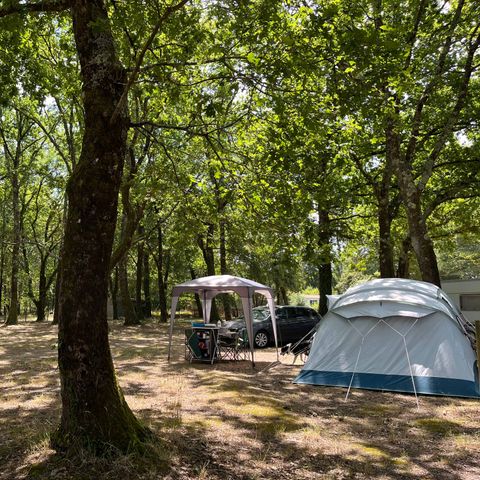 EMPLACEMENT - Emplacements tentes, caravanes, camping car