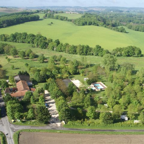 Kampeerplaats - COMFORT met eléc / tent, caravan of camper - 100 tot 200m² ELEKTRICITEIT INBEGREPEN