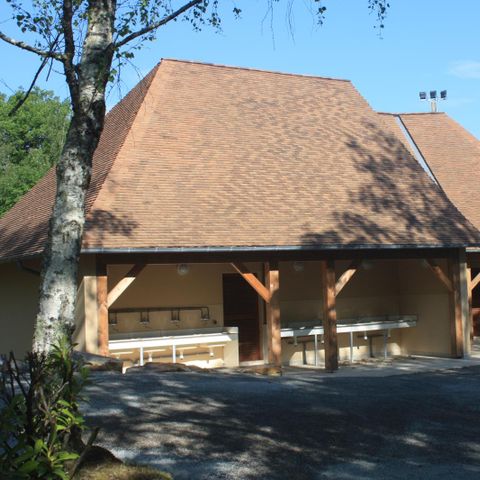 STAANPLAATS - Privilege XL pakket (1 tent, caravan of camper / 1 auto / 10A elektriciteit / plaats van 120m² of meer)