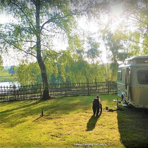 Kampeerplaats - Privilege pakket met uitzicht op het meer ( 1 tent, caravan of camper / 1 auto / 10A elektriciteit / uitzicht op het meer)